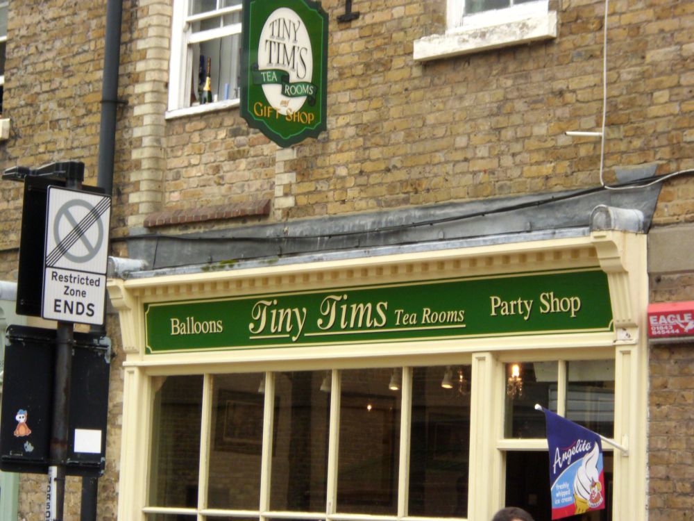 Geschäftsschild "Tiny Tim's Tearoom"
