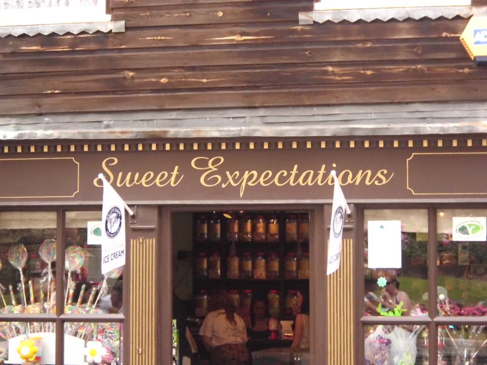 Geschäftsschild "Sweet Expectations"