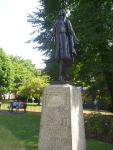 Statue von Pocahontas auf einem Friedhof in Gravesend