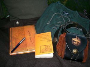 Gepäck für eine literarische Pilgerreise: Tagebuch, Füller, Buch, Rucksack und mehr