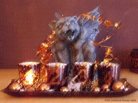 Gargoyle Gondolin vor Adventskerzen und Weihnachtsdeko