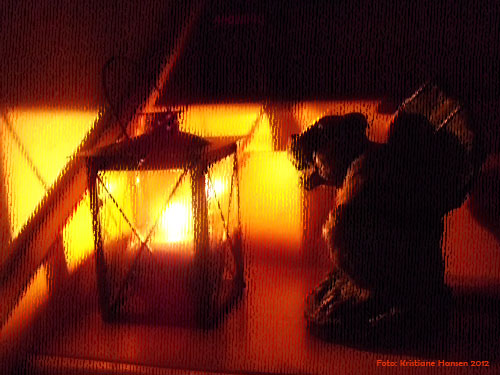 Gargoyle Gondolin vor einer Laterne mit brennender Kerze darin